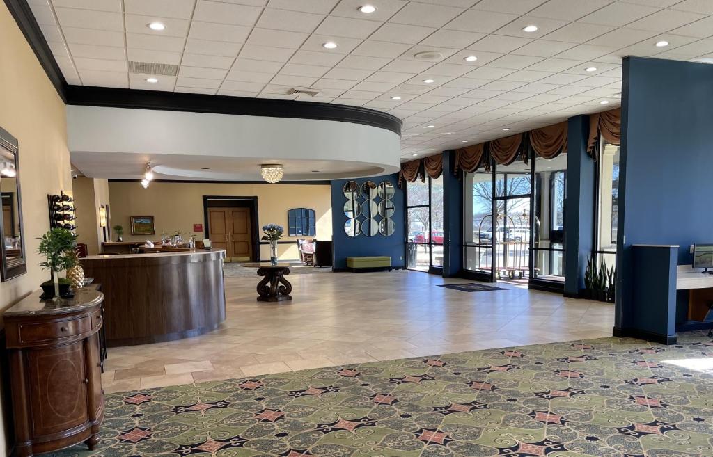 Historic Whispering Woods Hotel & Conference Center photo