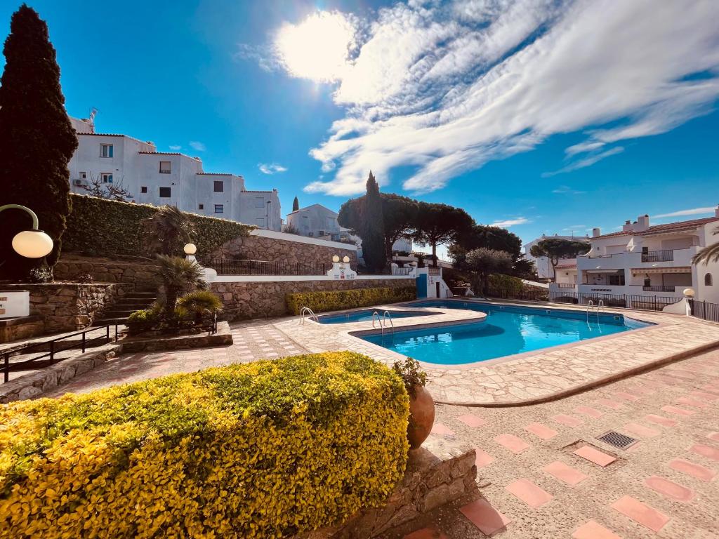 Roses, Family vacation, swimming pool & barbecue - 2