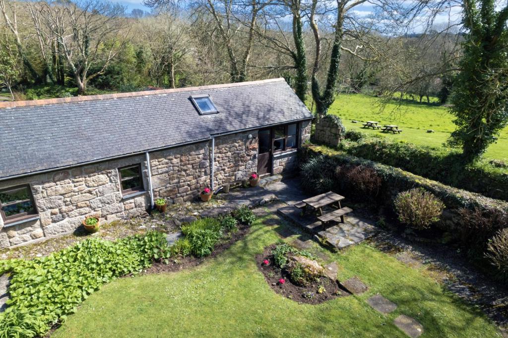 Cosy cottage in the beautiful Lamorna Valley - walk to the pub & sea, Paul