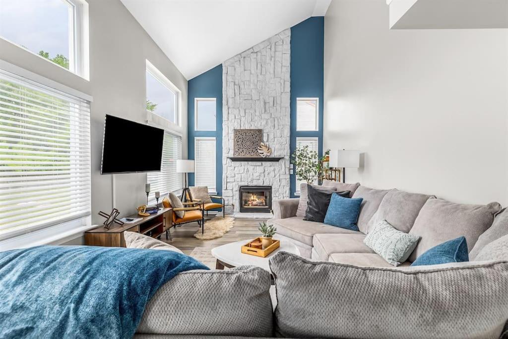 Easy Stay in Anchor Bay - Gym - Theater - Sleeps12, New Baltimore