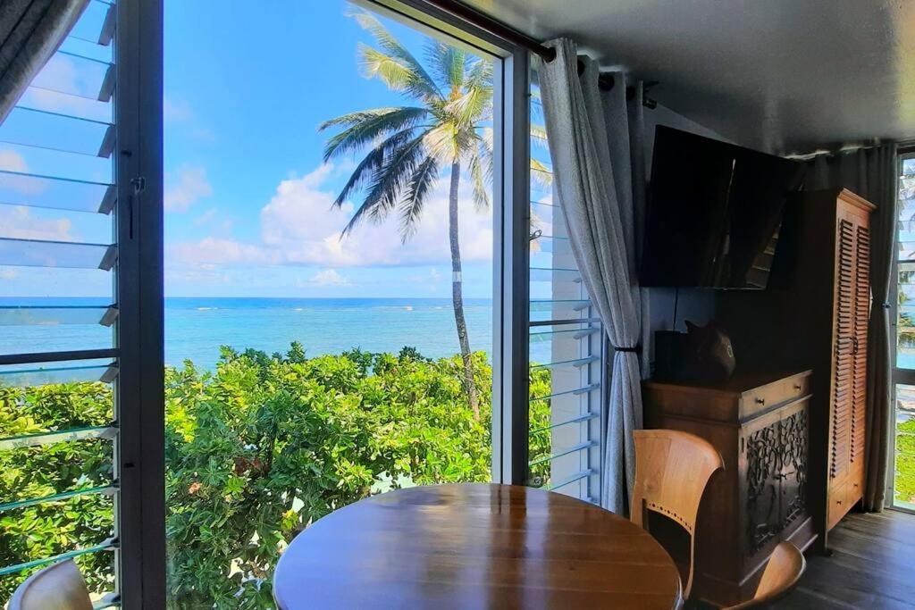 Breezy Beachfront Bali-Style Haven 180 Degree OceanView, Hauula