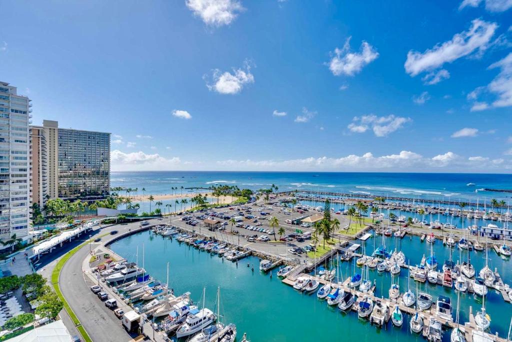 *Remodeled Oceanfront in Waikiki - Ilikai Marina, Honolulu