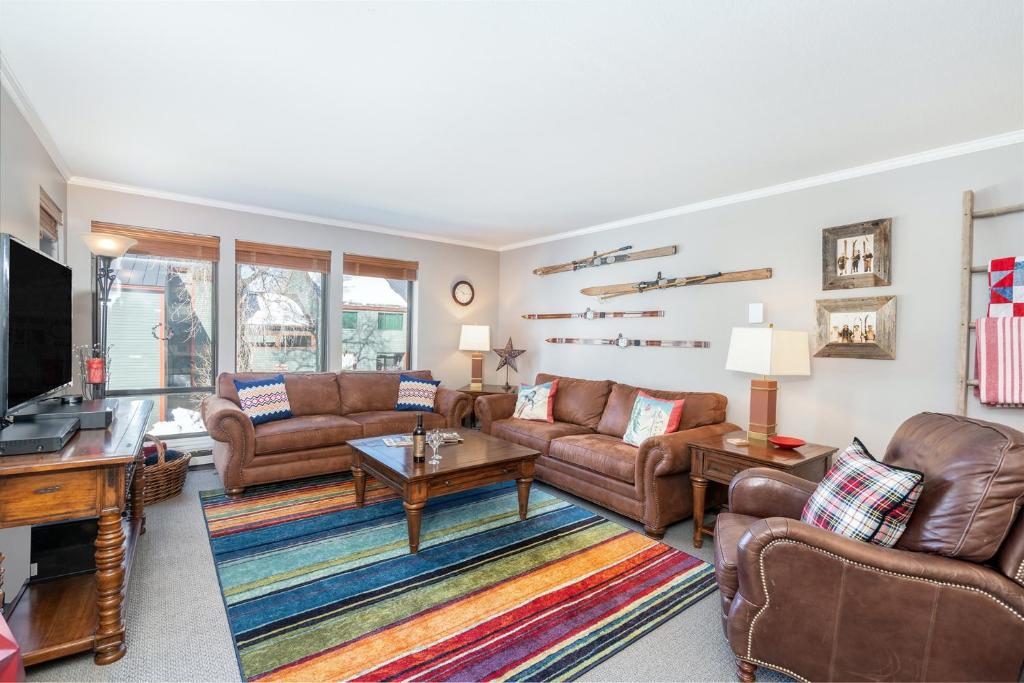 West End Winner - Hot Tub, Parking, Open Kitchen & Living Space condo, Telluride