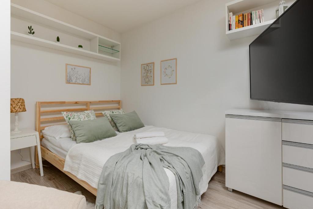Light Studio with Balcony by Noclegi Renters, Warschau