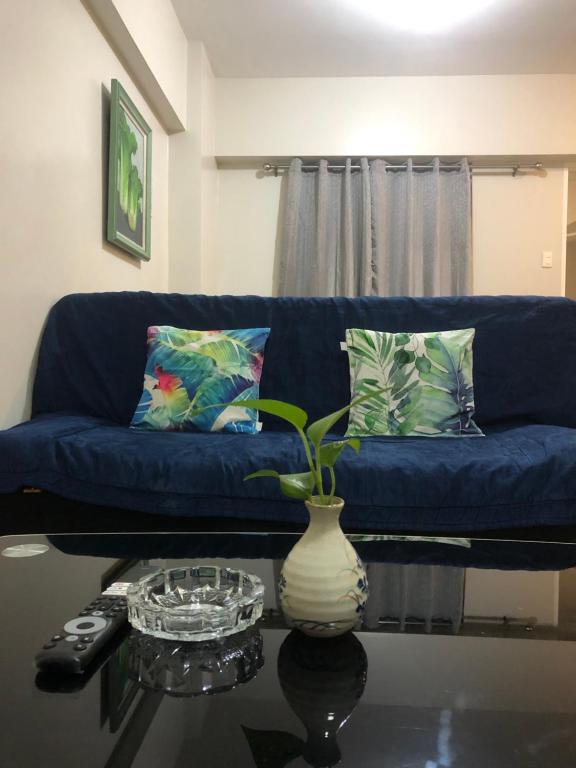 Tivoli Garden Residences 2212 Lovely stay in a 2-BR condo w/ Netflix and Balcony photo