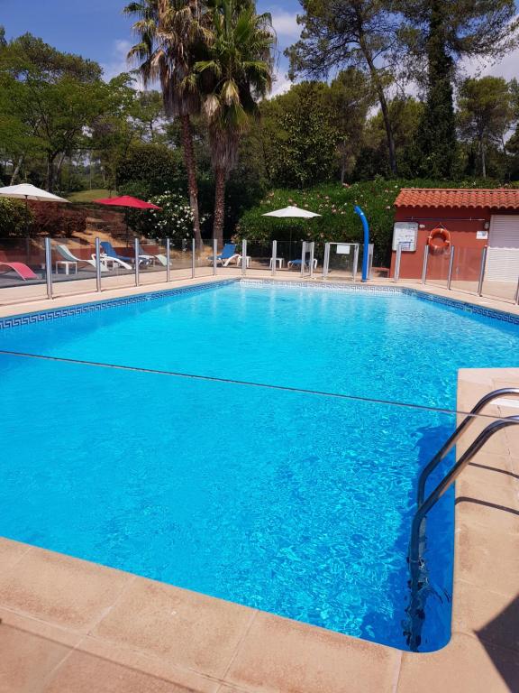 Studio Albatros Terrasse en RDJ Parking privé Piscine proche Golf, Tennis Grasse - 1