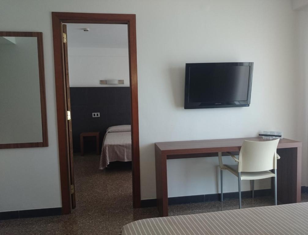 Hotel Astoria Park — Hotel rooms in Lloret de Mar, Catalonia
