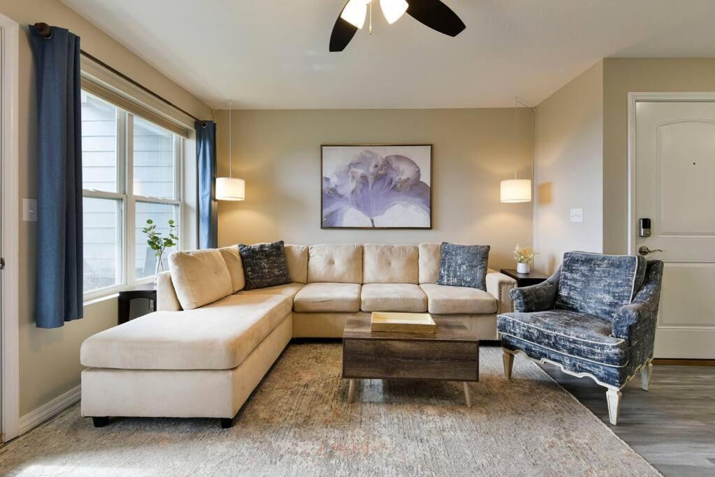 Branson's Newest Gem: City View Condo,Patio & Pool, Branson