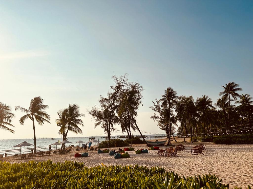 9BR West coast Phu Quoc townhouse by beach and shared swimming pools photo
