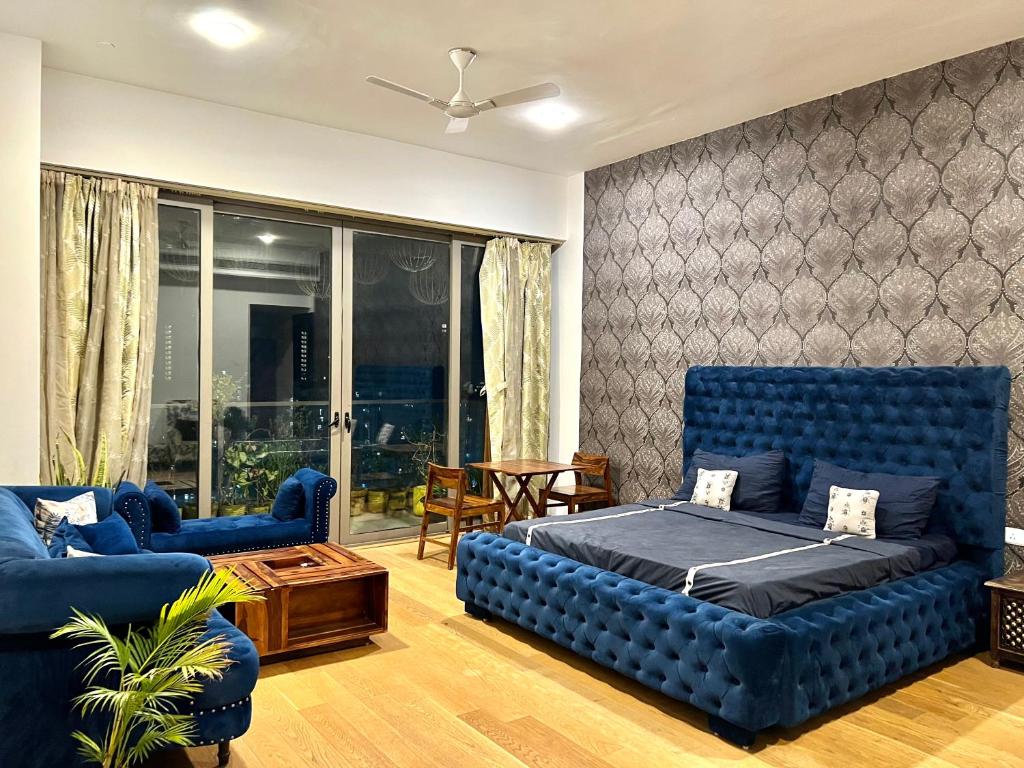 luxury master bedroom with bathtub n private entry — Hotel in New Delhi and NCR