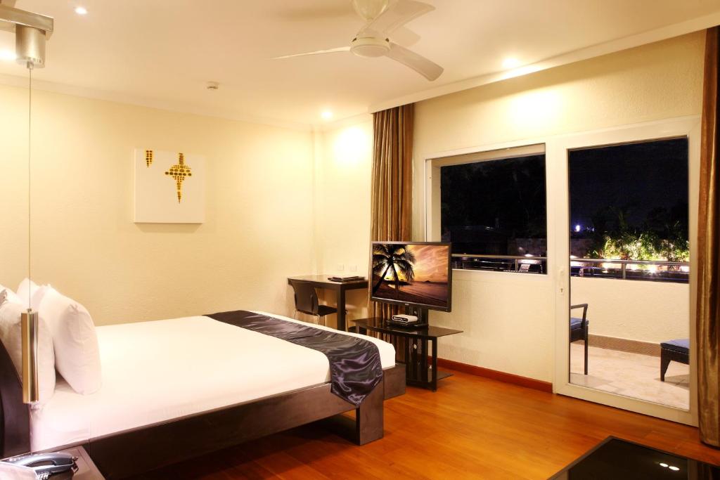 Angeles / Clark Queens Hotel room