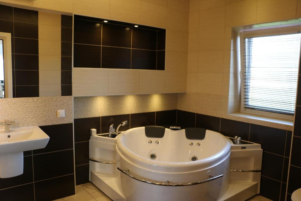 Sanderson Apartments photo