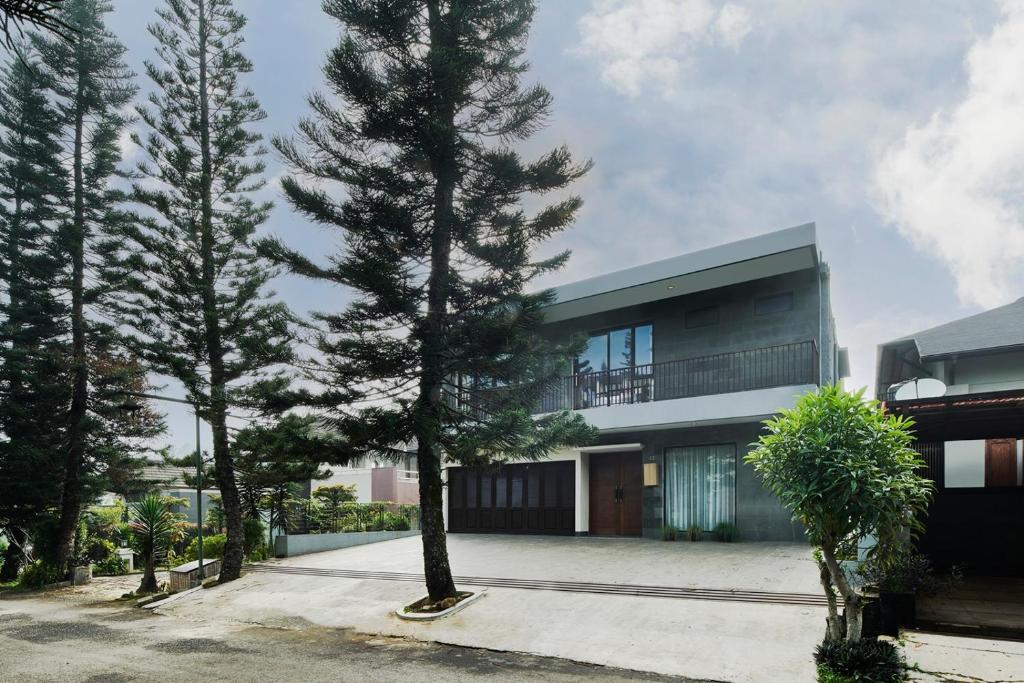 Exterior view, Indah 2 Villa 10 bedrooms with a private pool in Bandung