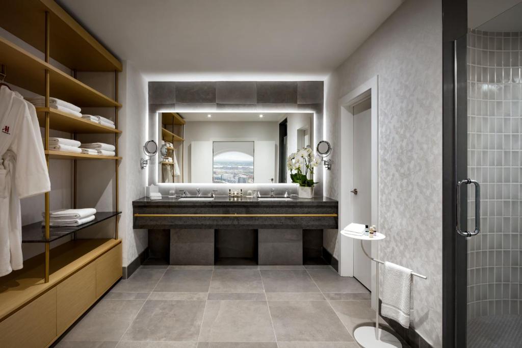 Montreal Marriott Chateau Champlain photo