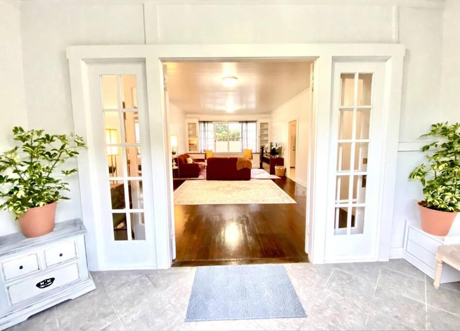 YOUR HILO HOMEBASE - Lovely 3 Bedroom in Heart of Hilo with AC!, Hilo