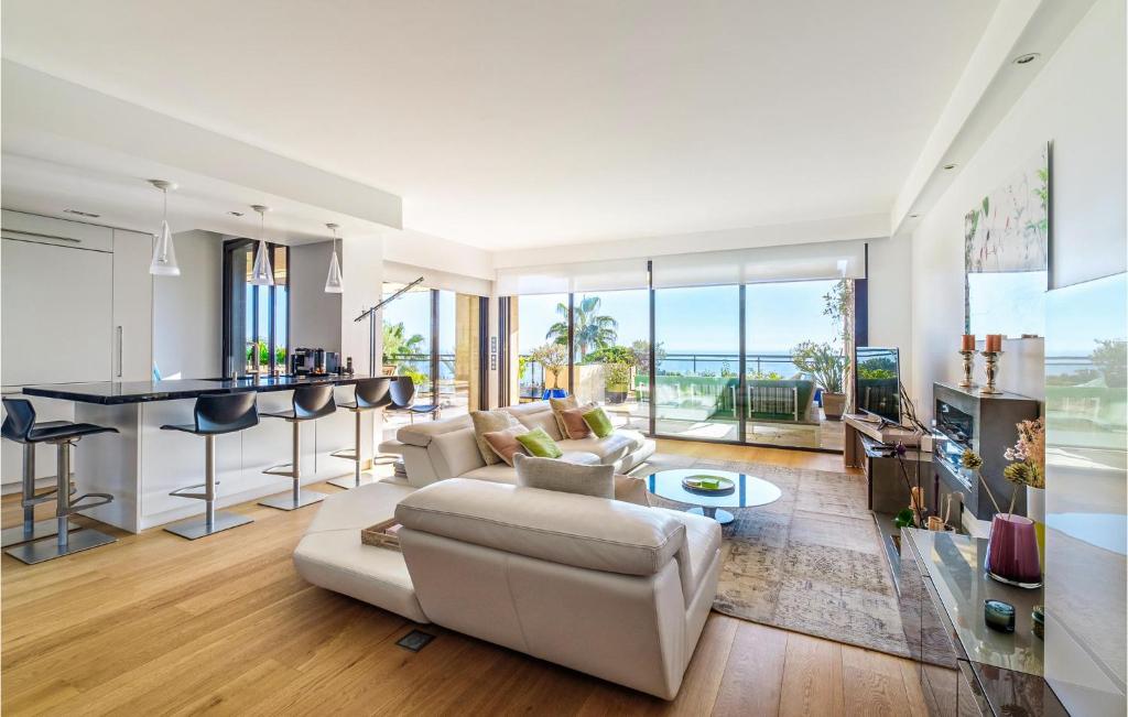 3 Bedroom Gorgeous Apartment In Vallauris - 2