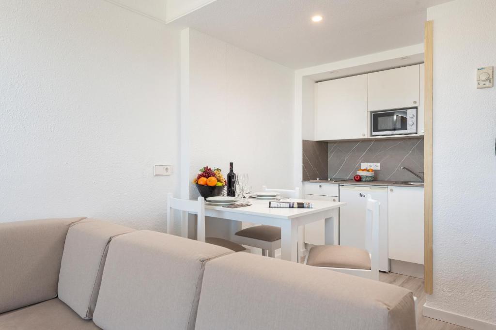 Alcudia Beach Apartments — Pokoje in Alcudia, Baleary