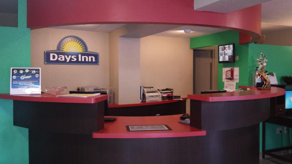 Days Inn by Wyndham Hot Springs photo