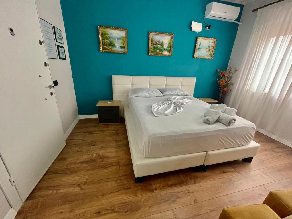 Central room private entry and bathroom — Hotel in Tirana
