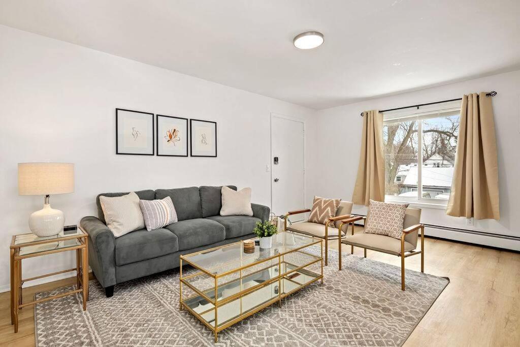 2nd Floor, Corner unit ft. King Bed - Workspace, Mount Clemens