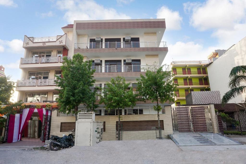 Glorious Stayz 3rd floor , ashirwad complex sector 53 noida, Noida