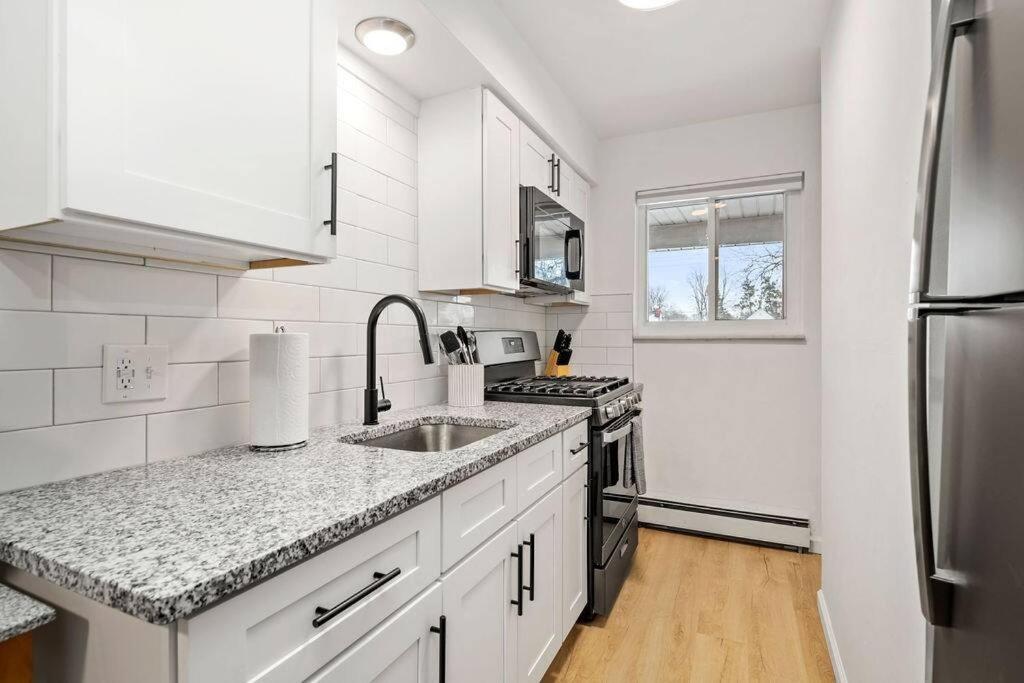 Bright & Modern Flat - King Bed - Near Downtown, Mount Clemens