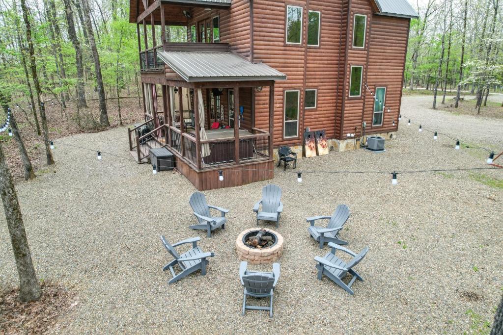 Hot Tub and Fire Pit Broken Bow Retreat 전경