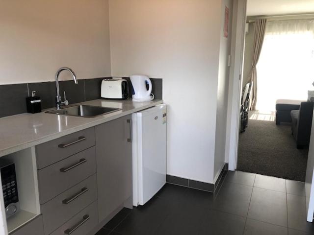 Kitchen, Coachman Motel in Christchurch