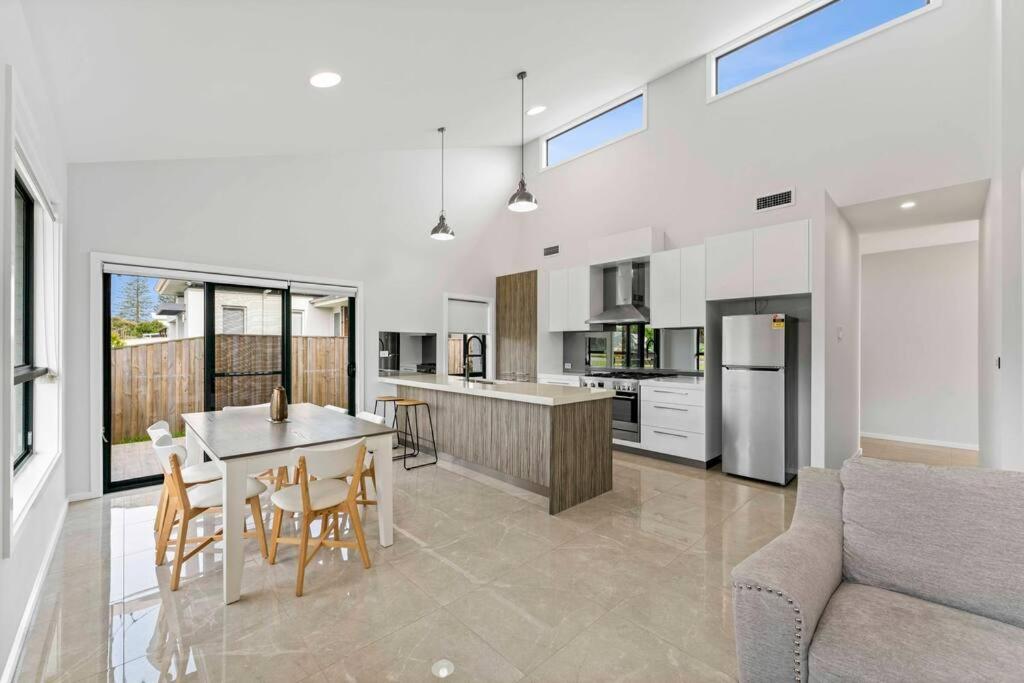 Beachside spacious home w/ 8 BR