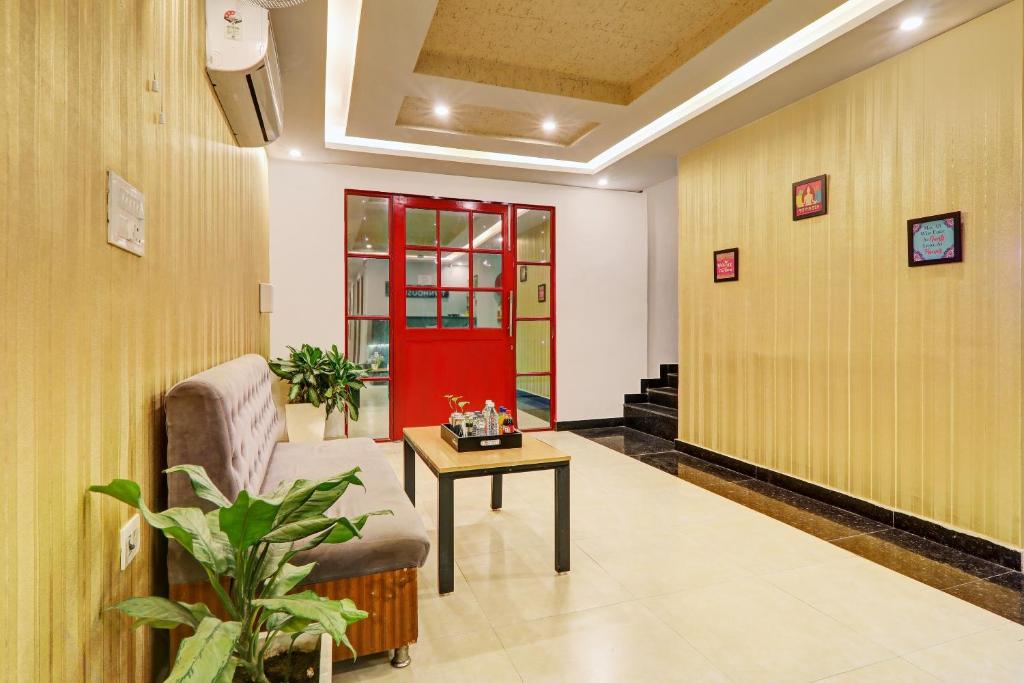 Super OYO Townhouse 418 Rama Inn. photo