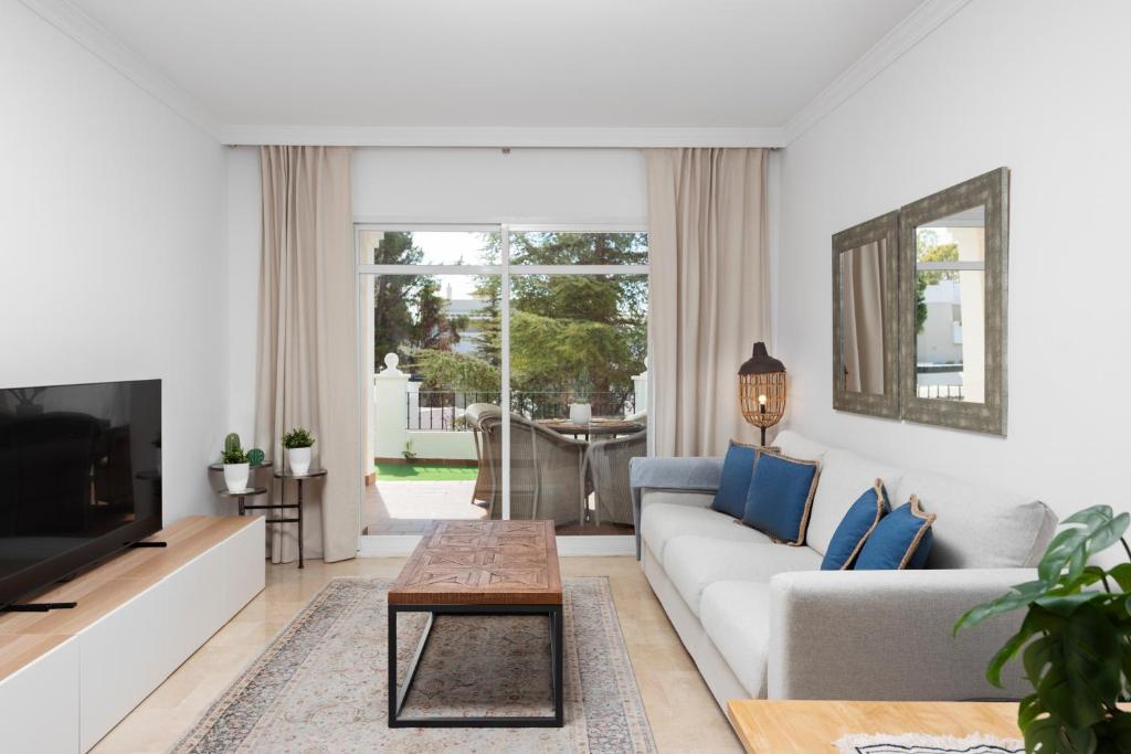 Bright 2 Bedroom apartment with parking space and swimming pools in Aloha Gardens - 2