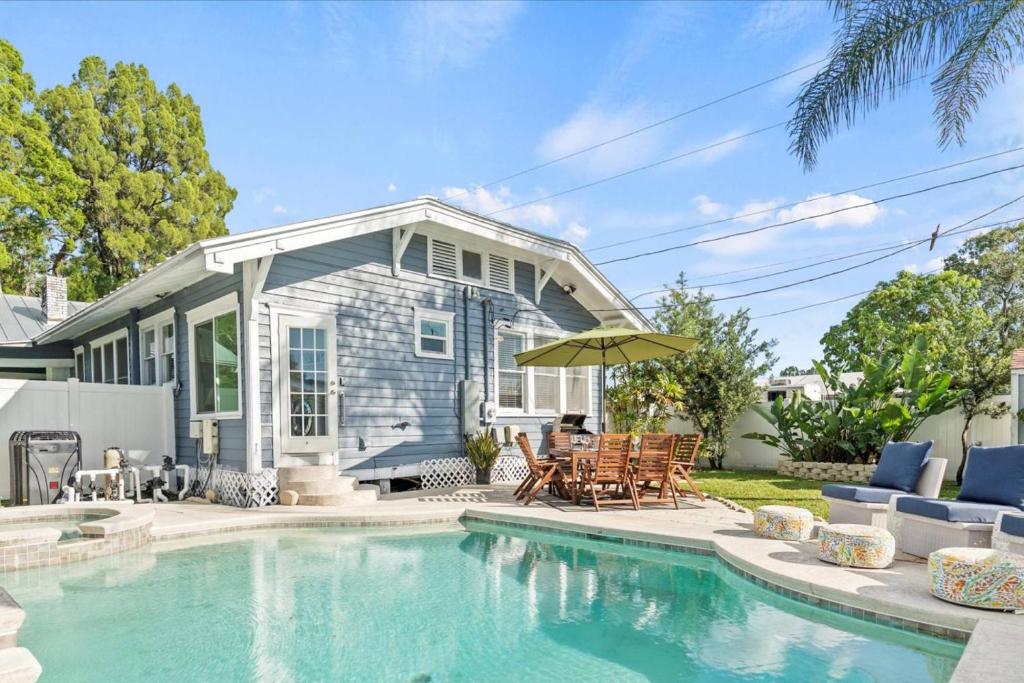 Sunny Days - Pet Friendly 3 BR Home with Heated Pool & Hot Tub, Tampa