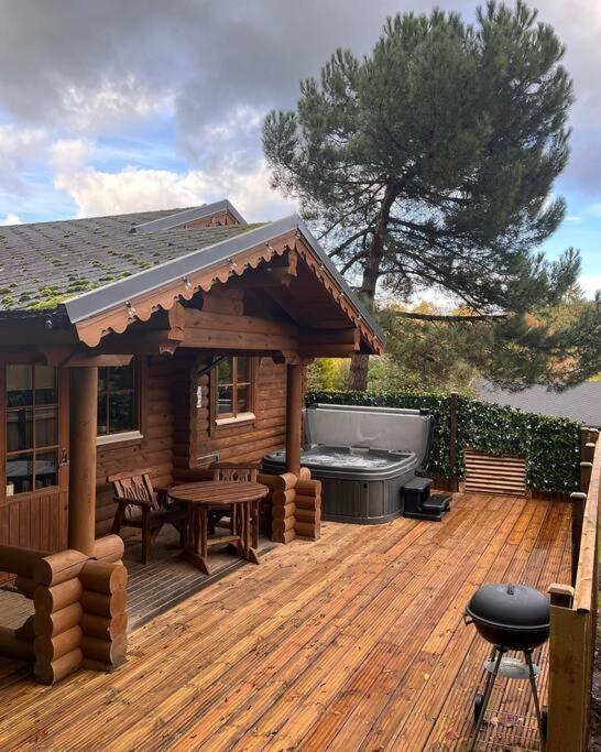 Romantic Log Cabin With Hot Tub, Leominster