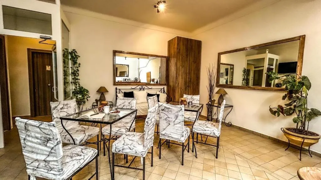 Central 9 Rooms, hotel v destinaci Ermupoli