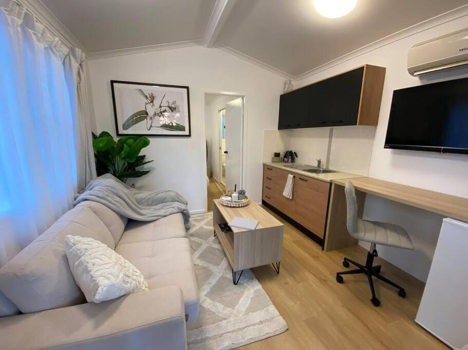 Hidden Pines - close to UNE/schools, parkland view, Armidale