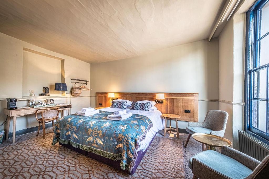 The Feathers Holt, Holt