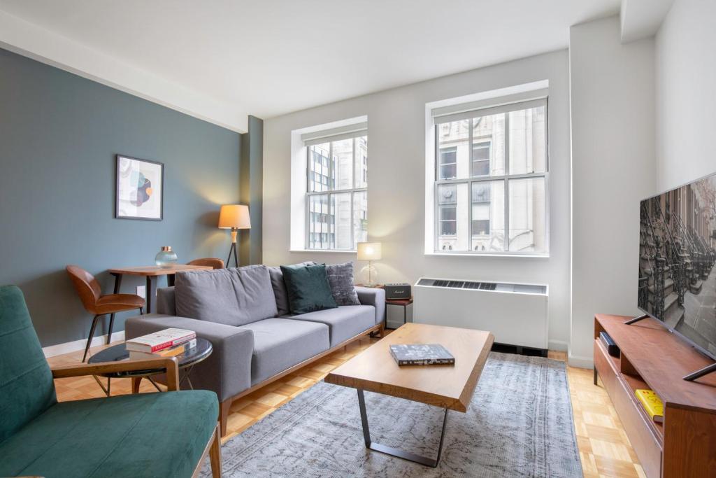 FiDi 1BR w Residents Bar Golf Simulator Gym NYC-270, New York