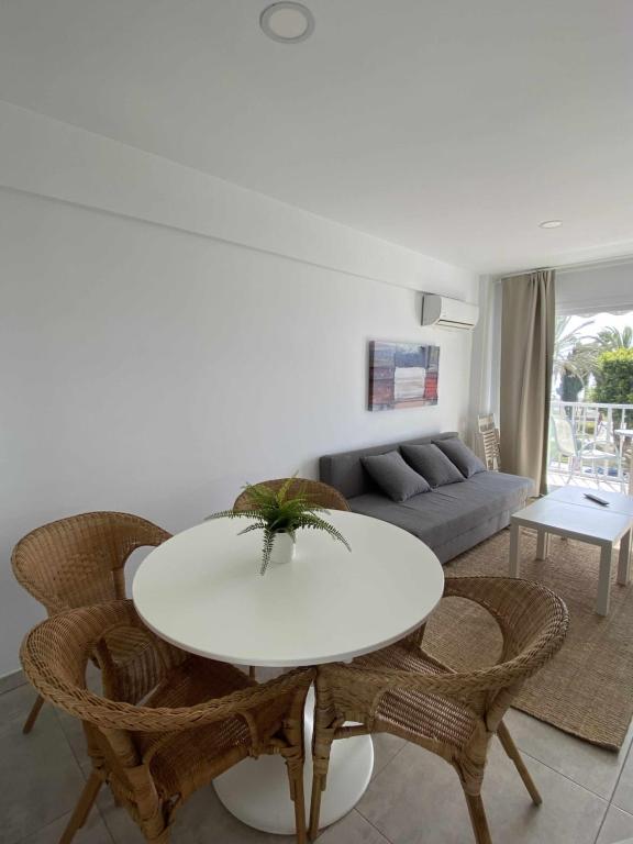 APARTAMENTO 2 HABITACIONES FRONTAL AL MAR 2 - 5