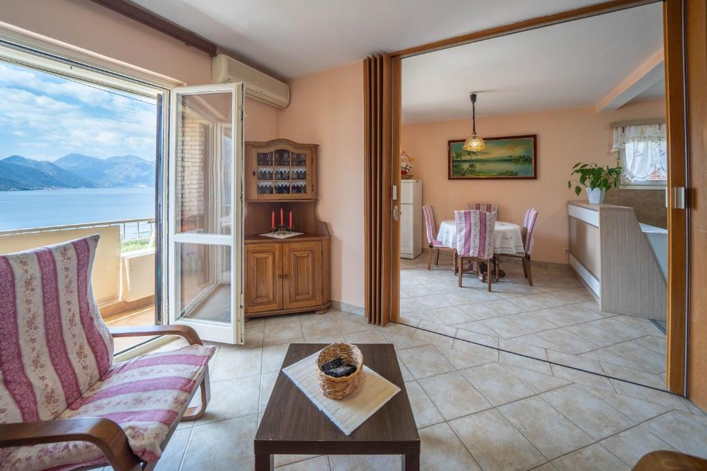 Seaside Serenity: 2-Bedroom Apartment with Boka Bay View - 3
