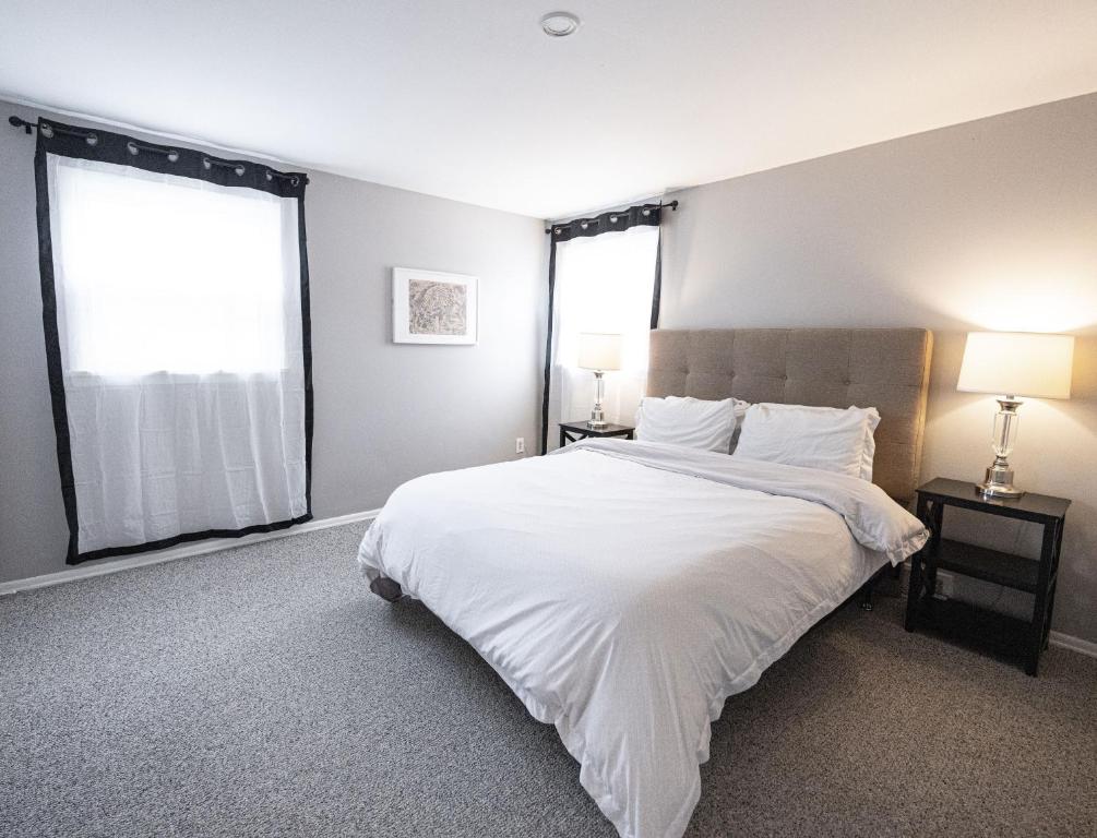 Cheerful home with free parking and WiFi