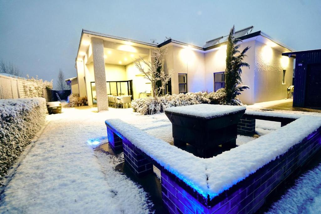 Pinecone Lodge - Luxury 4BR Home l EV Charger l Fire Pit l WiFi l BBQ l 4 Car Garage, Jindabyne