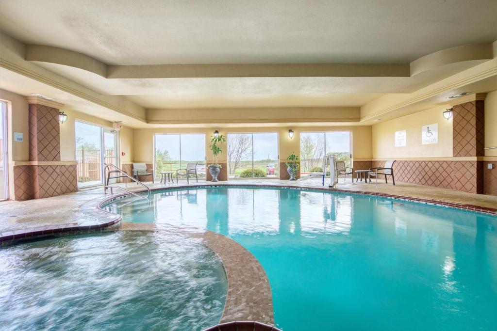 Holiday Inn Express Hotel & Suites Terrell photo