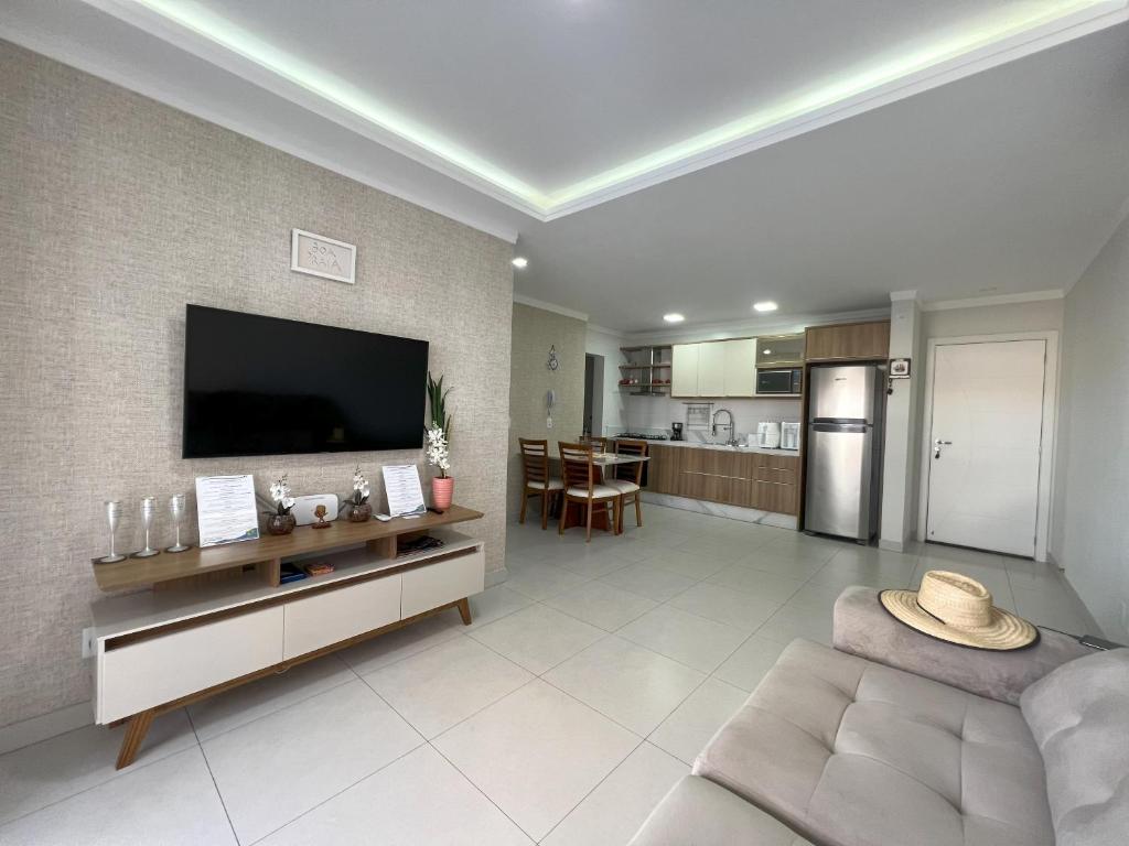 Apto com Piscina, Estacionamento e Churrasqueira em Bombas - 2 dorms 6 pessoas - 300 metros do Mar, Bombinhas