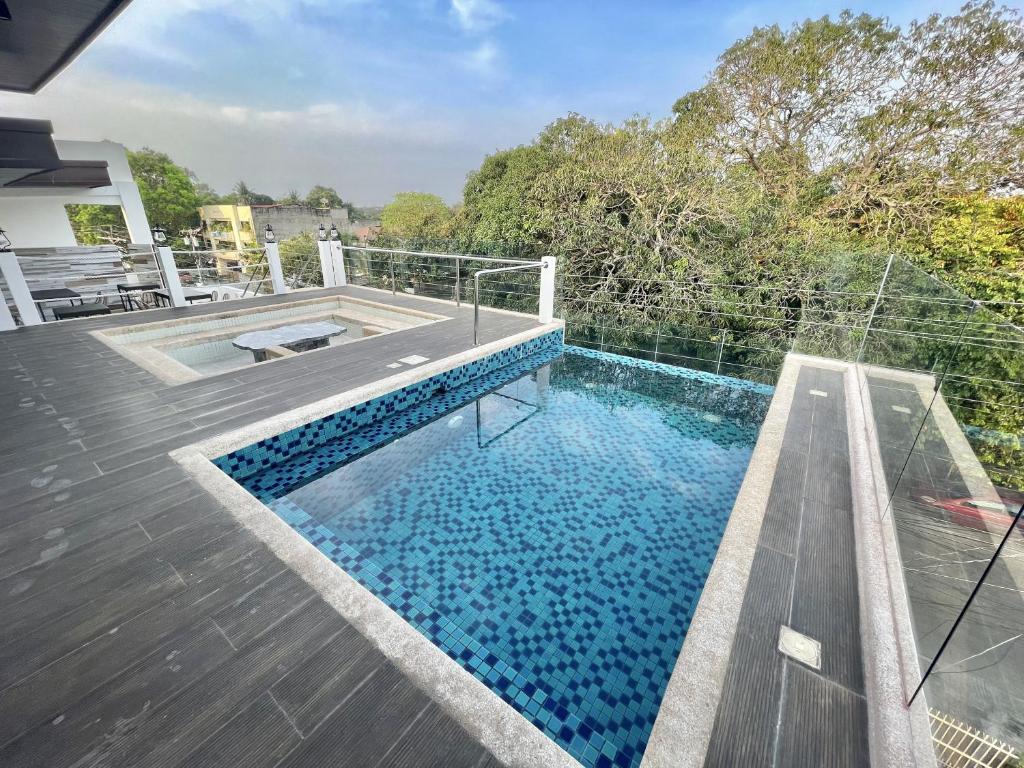 Lighthouse Point Hotel rooftop pool and bar