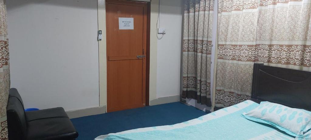 Affordable AC Room With Shared Bathroom in Naya Paltan Free WIFI photo