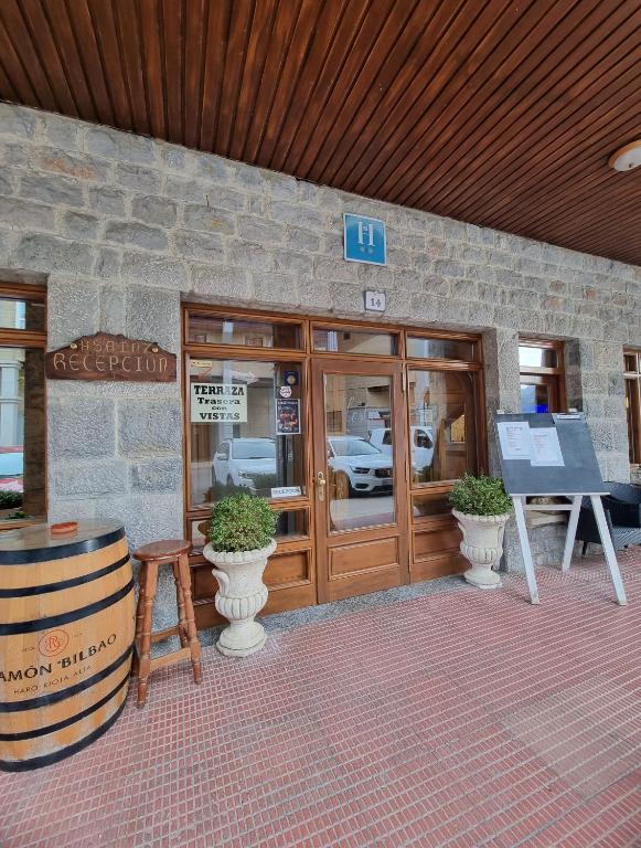 Hostal Sainz — Hotel in Riano