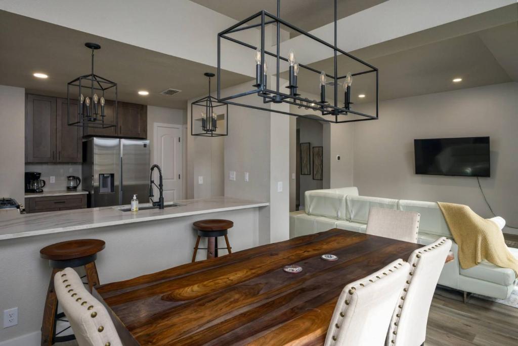 Palagi Place, Austin