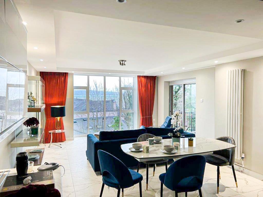 Modern Luxurious Apartment w/ Patio Balcony & View, Jordanstown