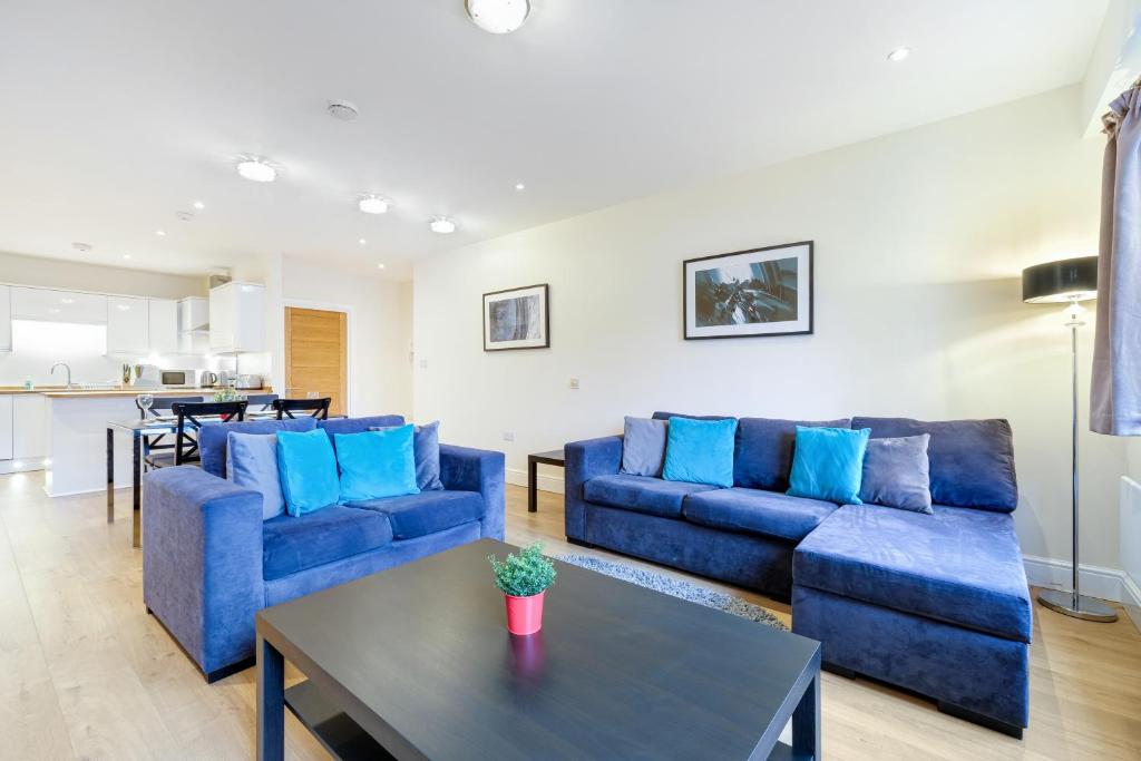 Spacious Luxury 3 Bed Apt with Parking by 360Stays, Maidenhead