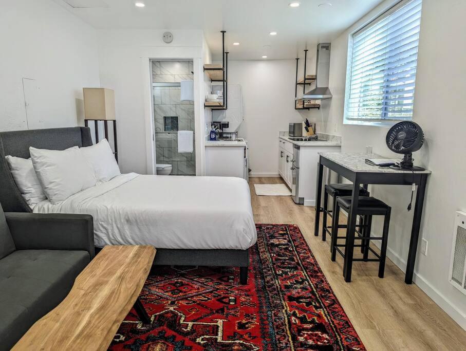 Garden house Studio with Large Deck & Full Kitchen, contact us for price drop